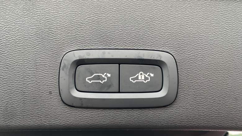 Volvo XC40 2.0 B4P Plus Dark 5dr Auto Petrol Estate